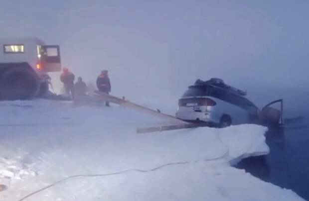 Спортсмен из Якутска помог спасти пассажиров авто, ушедшего под лед на реке Лене