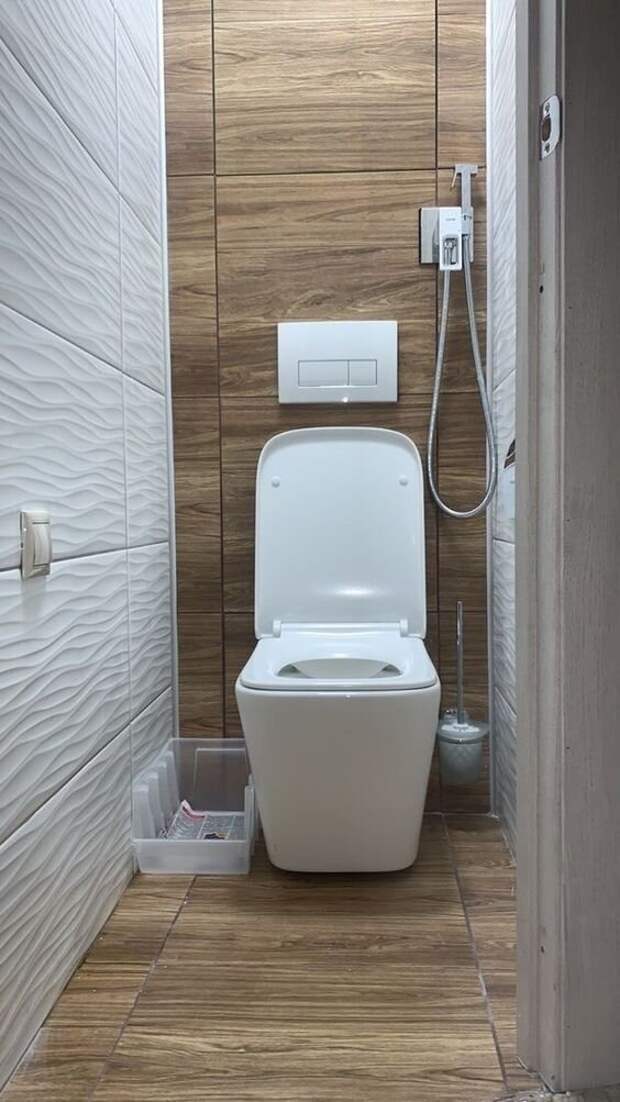 Хрущевские квартиры славятся своим небольшим размером, и ванная комната или туалет в них обычно являются одними из самых узких помещений.-4