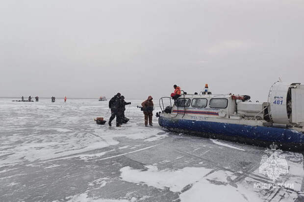 На льду Финского залива в бухте Батарейная застряли девять человек