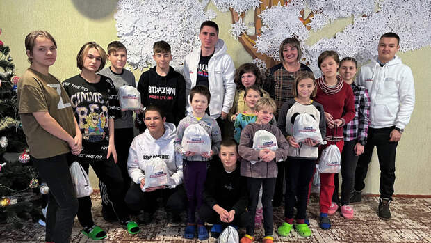 Дети из ЛНР получили подарки к Новому году от "России - страны возможностей"