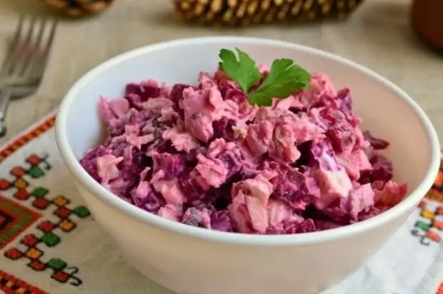 Салат со свеклой и курицей Салат со свеклой и курицей