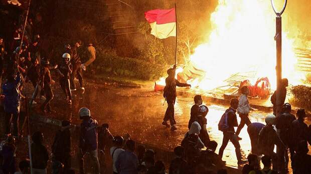 Президент Индонезии согласился выполнить требования протестующих