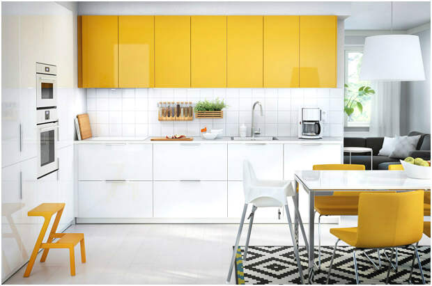 Безупречное сочетание жёлтого и белого в интерьере кухни 