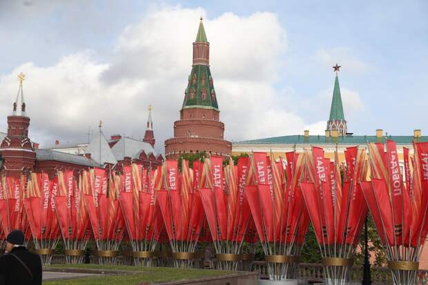 На Красной площади военные расчеты ведут последние приготовления к параду Победы