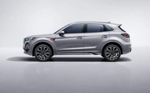 Этот премиальный кроссовер неожиданно стал доступнее в РФ: называем цены