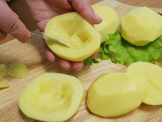 Шаг 4. Делаем углубления для начинки в картофеле.