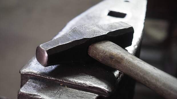 Пьяный пассажир с молотком устроил погром в петербургском автобусе