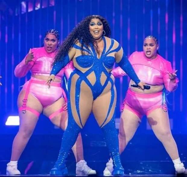 Танцовщицы Lizzo подали на нee в суд.