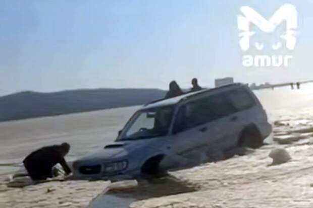 Mash: рыбаки утопили машину с уловом во Владивостоке