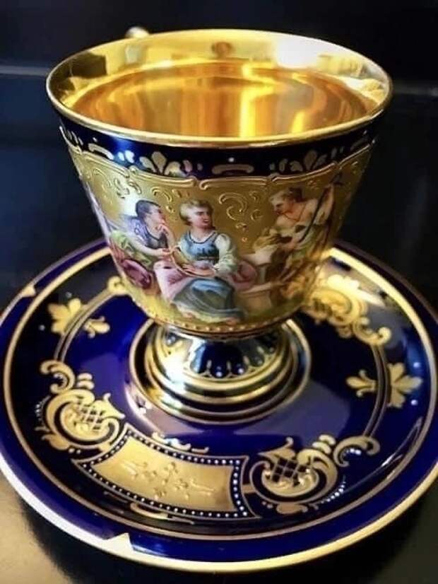 Всю жизнь дед Василий пил только из этой чашки...