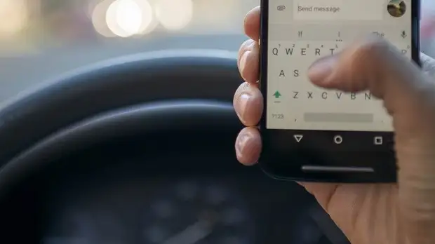 Эксперт объяснил идею повысить штраф за пользование телефоном за рулём