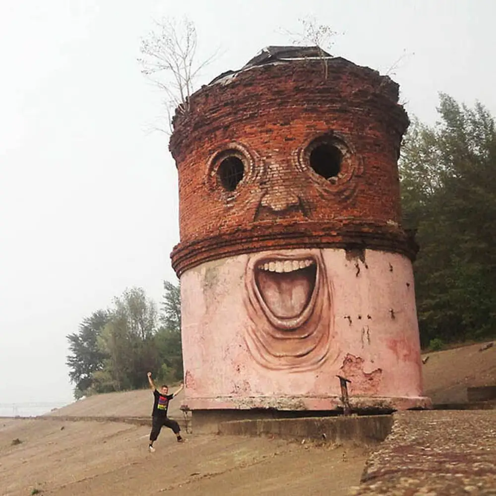 Водонапорная башня с граффити в Нижнем Новгороде