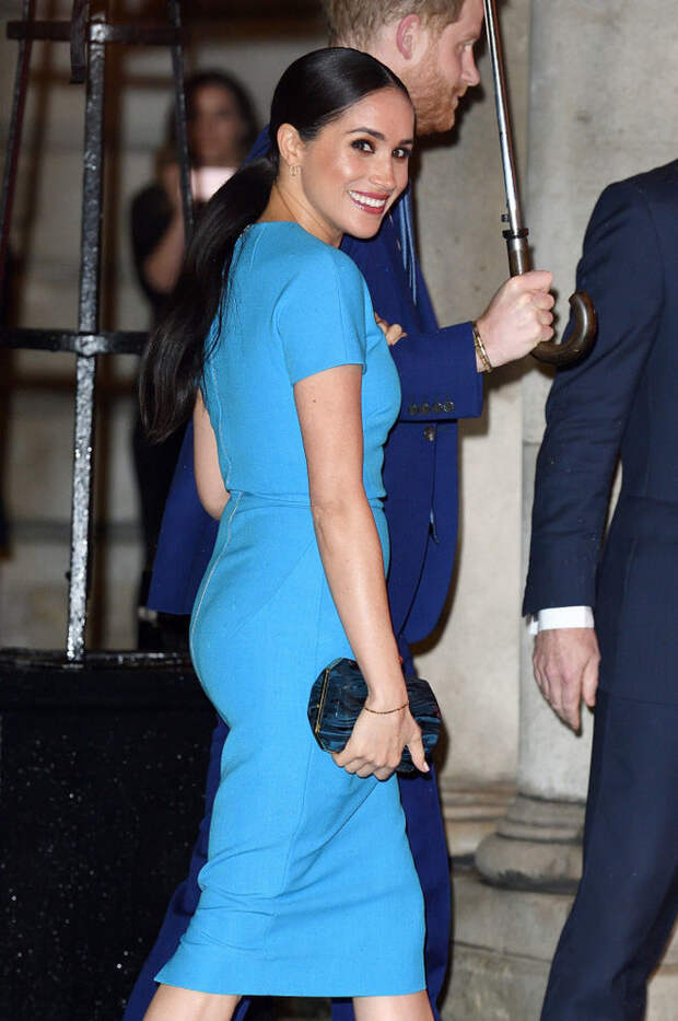 Голубой — цвет надежды:  Меган Маркл в соблазнительном платье (фото 3)