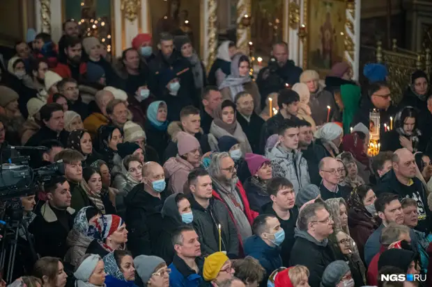 Снежная Пасха: 10 кадров с праздничного богослужения из центра Новосибирска