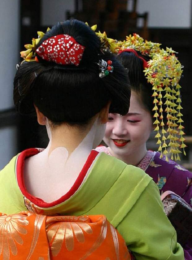 Традиционные японские прически делаются с использование расплавленного воска. | Фото: thevintagenews.com.