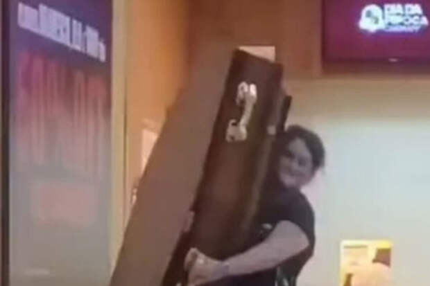 Бразильянка пришла с гробом в кинотеатр и наполнила его акционным попкорном
