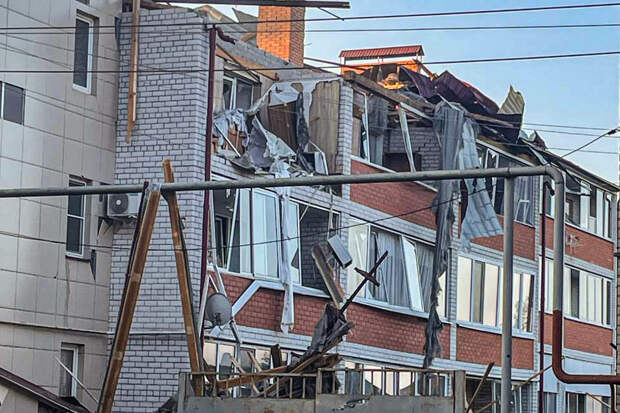 Поврежденное здание в городе Судже после ночного интенсивного обстрела со стороны боевиков Вооруженных сил Украины. г. Суджа, Курская область, Россия. 6 августа 2024 г. 📷