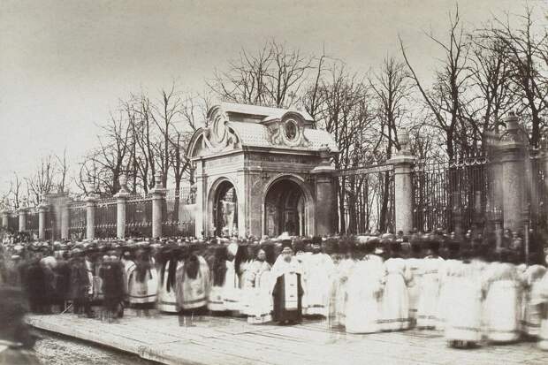 Крестный ход у часовни у Летнего сада. 1867