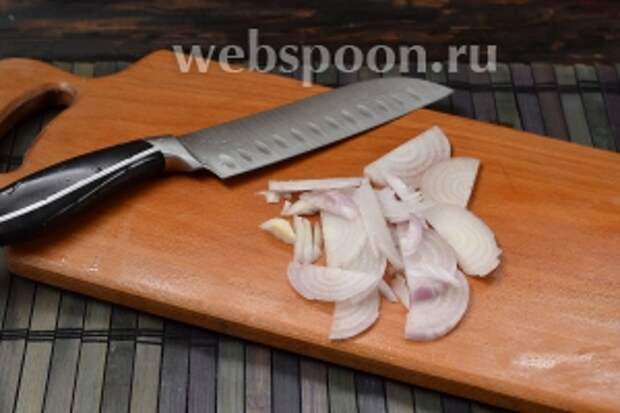 Лук очистить и нарезать тонкими полукольцами.