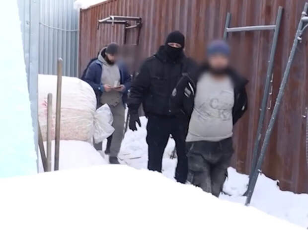 Штраф и билет домой: мигрантов отправили за решетку перед высылкой