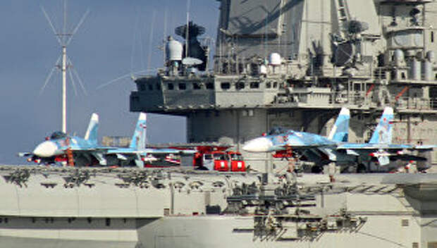 Самолеты Су-33 на борту тяжелого авианесущего крейсера Адмирал Флота Советского Союза Кузнецов во время прохода авианосной группы Северного флота России через пролив Ла-Манш