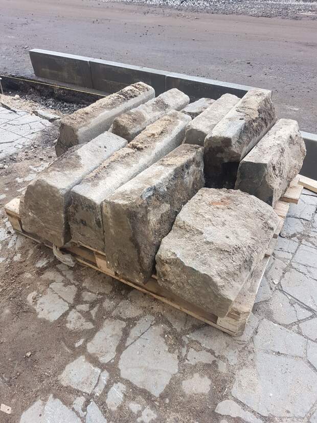 При замене бордюра на набережной в Твери нашли старинные надгробия