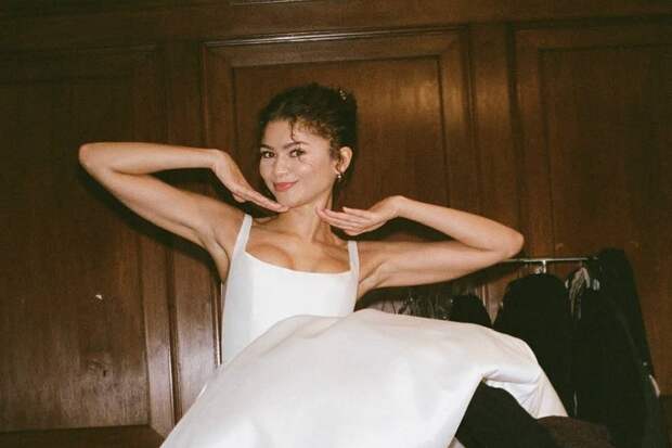 Зендея показала фото в свадебном платье