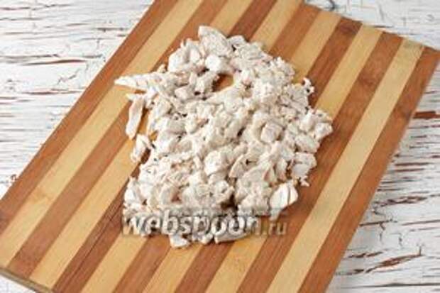 Куриное филе (300 г) отварить до готовности с солью (1 ч. л.) и 1 лавровым листом. Охладить и нарезать мелкими кусочками.