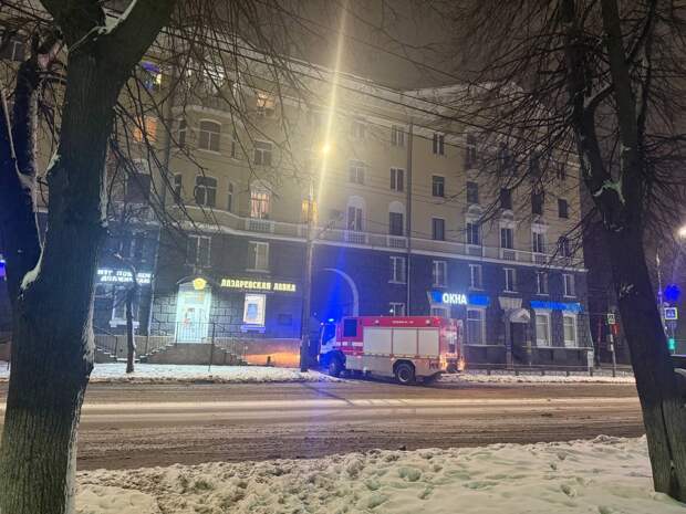 Два пожарных расчета заметили около дома на улице Первомайской в Туле