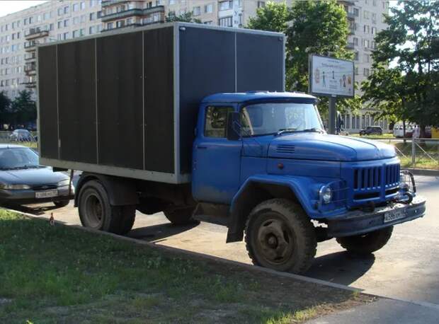 АМУР-531350. Как ни странно, АМУР – это аббревиатура («Автомобили и моторы Урала»). Это бывший УАМЗ, Уральский автомоторный завод. В 2004-2008 годах он производил грузовики под собственной маркой, используя кабины ЗИЛ. Ныне в состоянии банкротства.