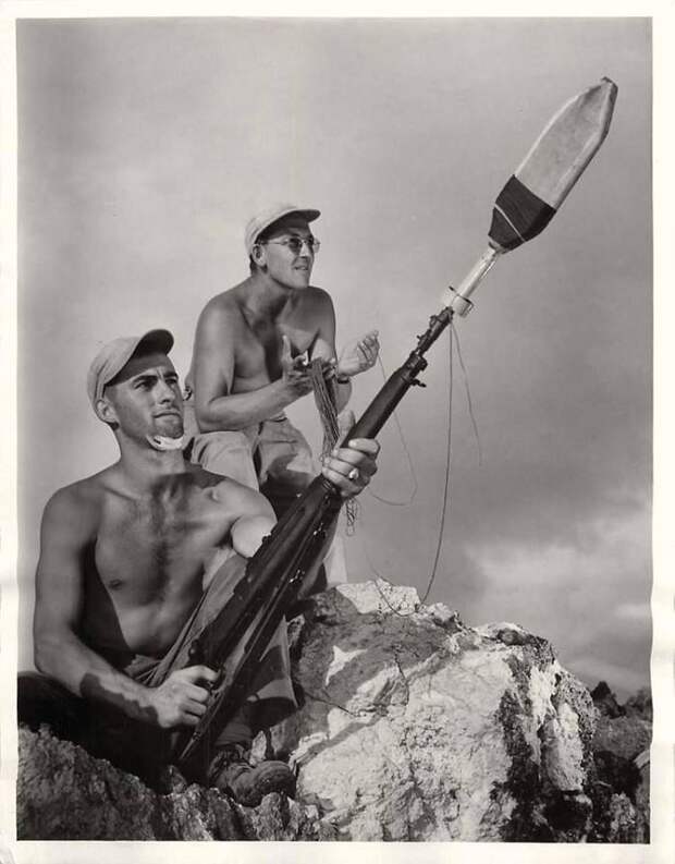 1945 год: американские летчики ловят рыбу с помощью... гранатомета история, вторая мировая война, историческое фото, рыбалка, армия, смекалка