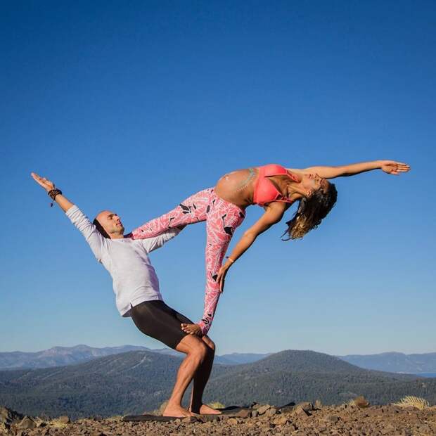 Пара преподает экстремальную йогу на последнем месяце беременности беременность, йога