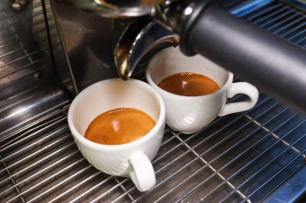 Диетолог рассказал, сколько чашек чая и кофе можно пить в день