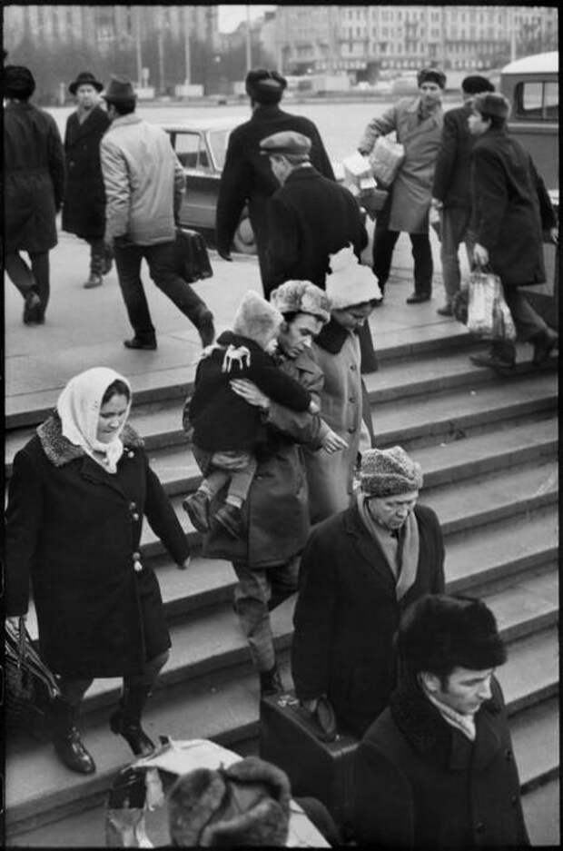Люди, спускающиеся в метро. СССР, Москва, 1972 год.