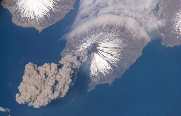 Извержение вулкана Кливленд на Аляске в 2006 году. Вид с борта МКС вулкан, извержение