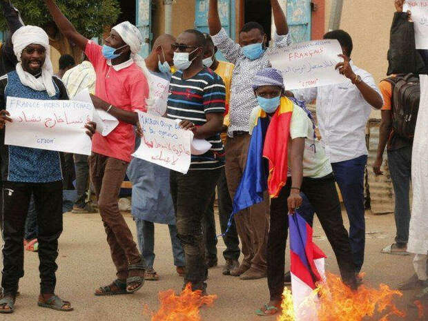 «Парижу пора уходить»: африканцы вышли на многотысячные митинги против французского неоколониализма