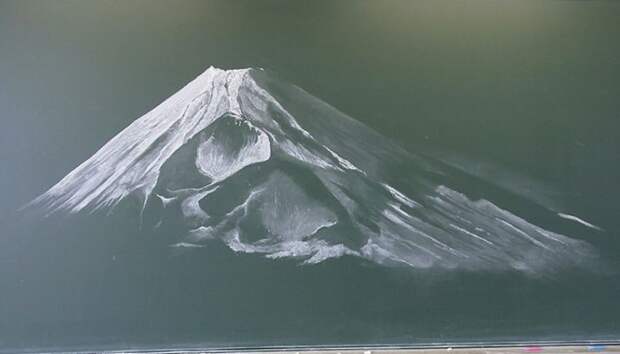 Японские школьники рисуют мелом на доске изумительные картины
