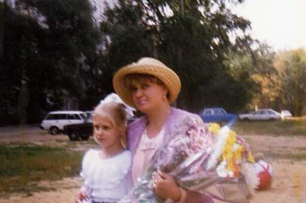 Актриса Асмус опубликовала архивное фото с матерью в надежде на примирение