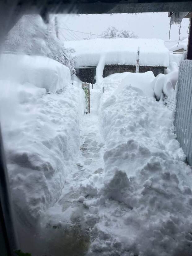 На Кубани в одном из районов люди без воды и света третий день! Коммунальщики еще празднуют, а снег идет