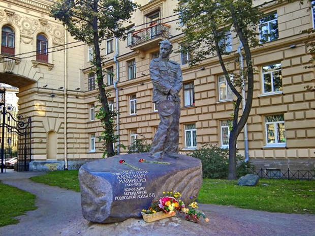 Памятник Маринеско в Санкт-Петербурге