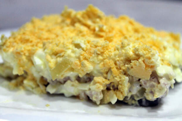 Фото к рецепту: Салат  мужской  (с грибами, копченой грудкой, плавленым сыром)