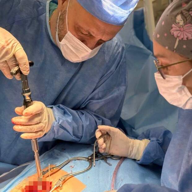 Врачи прооперировали пациентку с травмой позвоночника, «скорую» с которой не пропускал грузовик