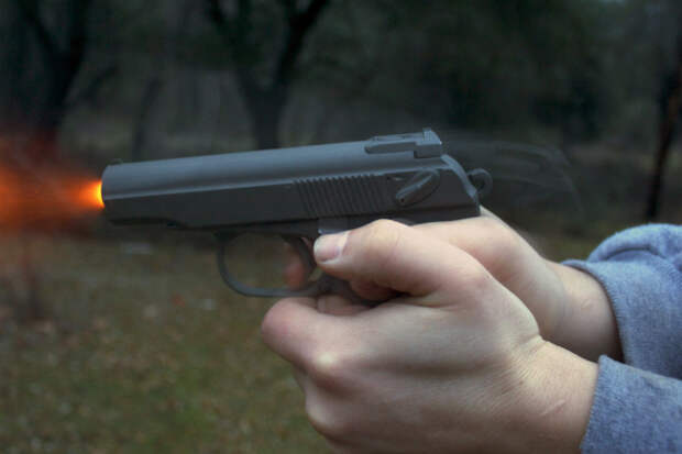 Как перезарядить пистолет Макарова одной рукой: видео от профи