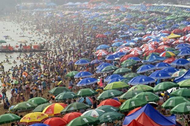 Толпы людей на пляже в Даляне, провинция Ляонин. китай, люди, население