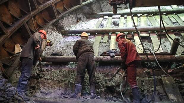 РЕВОЛЮЦИЯ ОТ ВТБ: ГОЛОДНЫЕ РАБОЧИЕ ПОШЛИ НА СМОЛЬНЫЙ