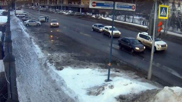 Водитель устроил ДТП на глазах у полицейского и уехал hyundai, авария, авто, авто авария, видео, дтп, погоня, скрылся с места дтп