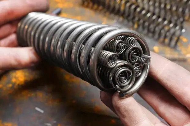 Мастер превратил старую пружину в нож с уникальным рисунком Мастер превратил старую пружину в нож с уникальным рисунком