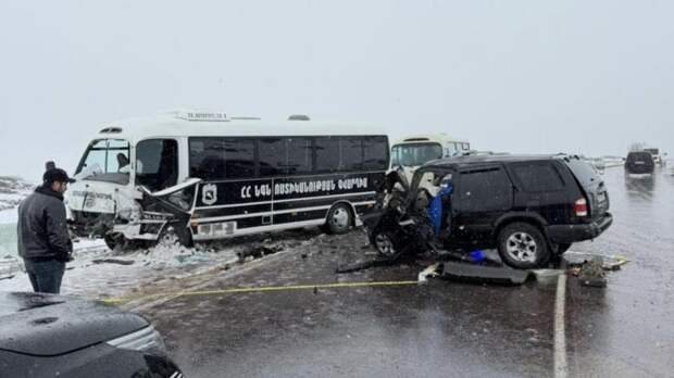 Сопровождавший соратников Пашиняна автобус попал в ДТП с летальным исходом