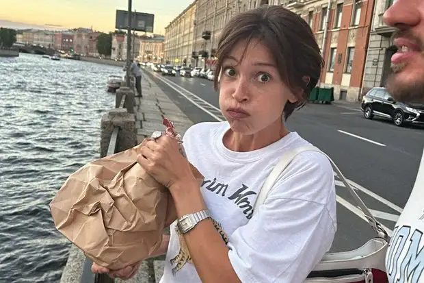 М и кто она