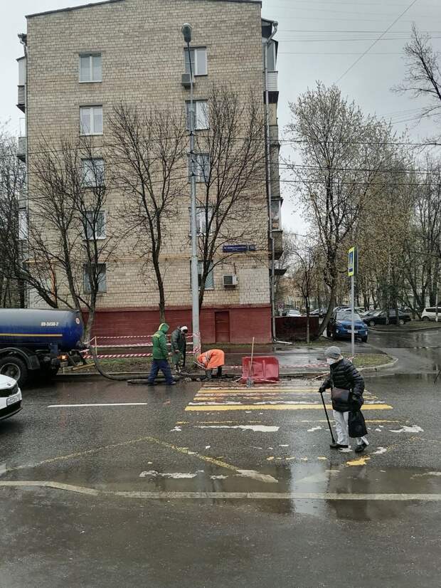 На Академика Комарова ремонтировали асфальт